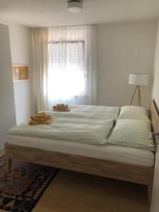 um quarto com uma cama grande e uma janela em Ascona Residenz Sollevante em Ascona
