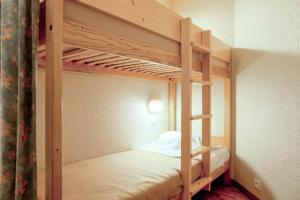 Bunk bed o mga bunk bed sa kuwarto sa Résidence Les Temples du Soleil - maeva Home - Studio 4 Personnes Confort 43