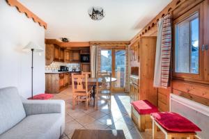 ein Wohnzimmer mit Sofa und Tisch in der Unterkunft Résidence Les Fermes du Soleil - maeva Home - Appartement 3 Pièces 6 Personnes - Sélection MAE-1543 in Arâches-la-Frasse