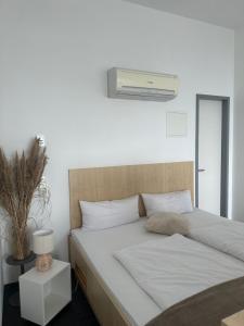 1 Schlafzimmer mit 2 Betten und Klimaanlage in der Unterkunft Doppelzimmer im Strandhaus 2 in Elsterheide