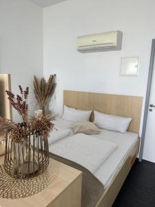Bett in einem Zimmer mit weißem Bettgitter in der Unterkunft Doppelzimmer im Strandhaus 2 in Elsterheide