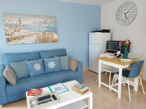 A kitchen or kitchenette at Casa del Mar Air-conditioned Apartment with Swimming Pools - Corralejo Playa