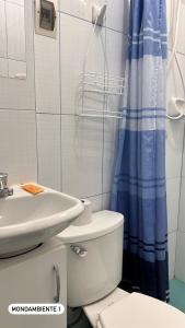 een badkamer met een toilet, een wastafel en een douche bij El Viejo Roble in Cuzco