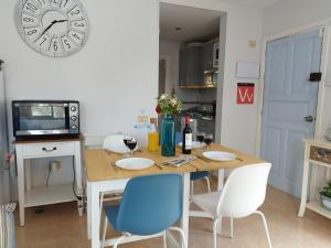 A kitchen or kitchenette at Casa del Mar Air-conditioned Apartment with Swimming Pools - Corralejo Playa