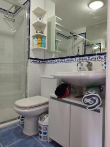 y baño con lavabo, aseo y ducha. en Casa Del Mar - Corralejo Playa, en Corralejo