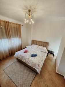um quarto com uma cama com um tapete no chão em Lovely apartment Tirana em Tirana