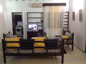 Μια τηλεόραση ή/και κέντρο ψυχαγωγίας στο Queen K Cottages Watamu At Chrystal Homes