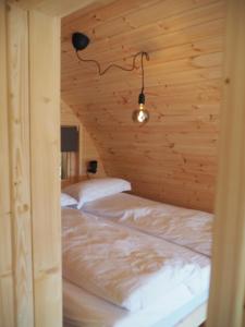 sypialnia z 2 łóżkami w drewnianym domku w obiekcie Polderlodge w mieście Hillegom