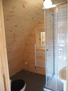 Koupelna v ubytování Polderlodge + 37 fotografií