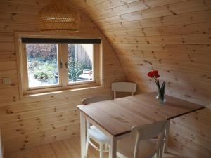 comedor con mesa de madera y ventana en Polderlodge, en Hillegom