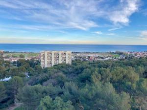 - une vue aérienne sur un bâtiment et l'océan dans l'établissement 2-Room 60 m², Panoramic view, 2 balconies, 50m Pool, à Cagnes-sur-Mer