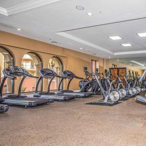 un gimnasio con una fila de máquinas de correr en una habitación en Orsini Luxury Retreat: 2BR/2BA en Los Ángeles