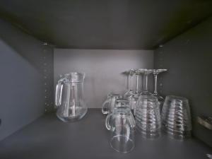 uma fila de vasos de vidro sentados numa prateleira em Le Petit Havre de Paix em Le Kremlin-Bicêtre