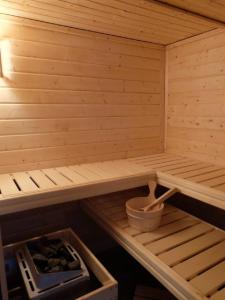 eine Holzsauna mit einem Regal und einer Schale darauf in der Unterkunft Ferienhaus am Wald mit Sauna in Bad Elster