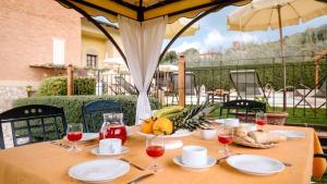 una mesa con un bol de frutas y copas de vino en La Sassolina, en Montaione