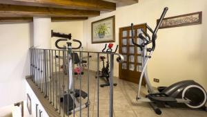 un gimnasio con 2 bicicletas estáticas en una habitación en La Sassolina, en Montaione