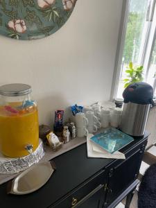 Příslušenství pro přípravu čaje a kávy v ubytování Ankis Bed and Brekfast, Vimmerby