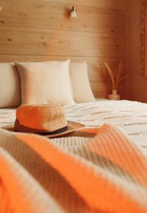 um chapéu sentado em cima de uma cama em Nida Inn Self Check-in em Nida