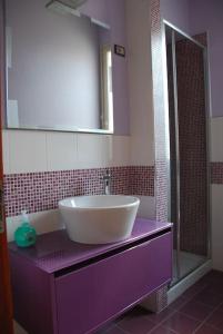 uma casa de banho com um lavatório e um espelho em Casa Righini, a 2 passi dal mare em Lido di Savio