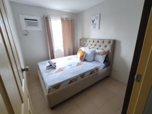 伊洛伊洛One Spatial-Iloilo Condo B2U2220的小卧室配有带枕头的床 更多49张照片