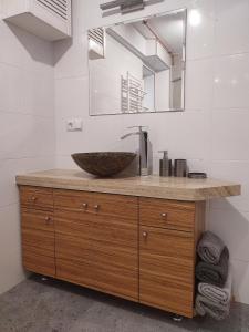 ein Bad mit einem Waschbecken und einem Spiegel in der Unterkunft Pod Lasem in Nowe Miasto Lubawskie