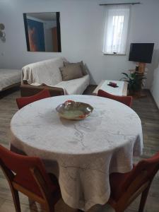 Pod Lasem في نوفي مياستو لوبافسكي: غرفة معيشة مع طاولة عليها صحن
