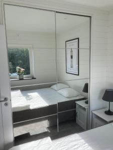 Schlafzimmer mit einem Glasbett und einem Fenster in der Unterkunft Ferienhaus für 8 Personen ca 50 m in Rockneby, Südschweden Schärengarten der Südostküste in Rockneby