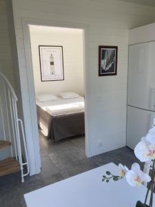 Schlafzimmer mit einem Bett und einer Tür, die in ein Zimmer führt in der Unterkunft Ferienhaus für 8 Personen ca 50 m in Rockneby, Südschweden Schärengarten der Südostküste in Rockneby