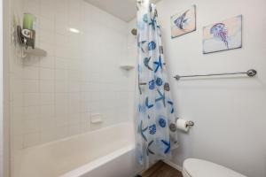 een badkamer met een wit bad en een toilet bij 116 - Inviting Waterfront Haven BBQ in Gig Harbor