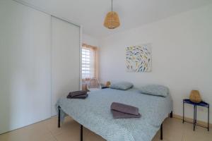 una camera con un letto con due cuscini sopra di Le Rooftop Saint Charles parking privé a Marsiglia
