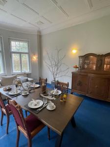 - une salle à manger avec une table et des chaises en bois dans l'établissement Gemütliche Ferienwohnung im Gutshaus Groß Upahl, 