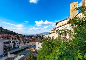 uma vista para uma cidade com um edifício e uma torre em Casetta della Posterna em Spoleto