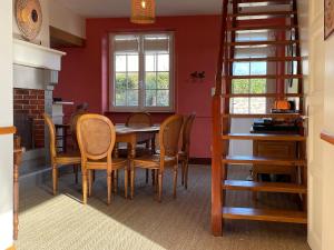 - une salle à manger avec une table et des chaises dans l'établissement Maison de charme vue sur mer pour 6 pers, à Quinéville