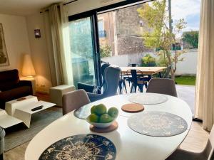 ein Wohnzimmer mit einem weißen Tisch und Stühlen in der Unterkunft Calme Villa Plain-Pied à Bouzigues, Proche Plage et Commerces, 3*** - FR-1-604-45 in Bouzigues + 6 Fotos