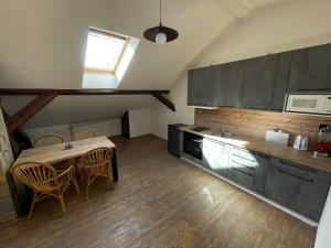 Kuchyň nebo kuchyňský kout v ubytování Apartmán pod Kňeží Horou