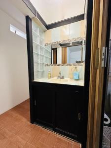 uma casa de banho com um lavatório e um espelho em Departamento Valentina em Santa Cruz Huatulco