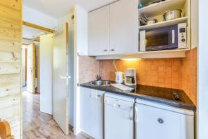 Kuchyň nebo kuchyňský kout v ubytování Résidence Les Constellations - maeva Home - Studio 5 Personnes Sélection MAE-8748 + 10 fotografií