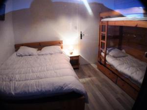 a bedroom with two beds and a bunk bed at Appartement 6 pers. pied des pistes 68969 in Les Deux Alpes