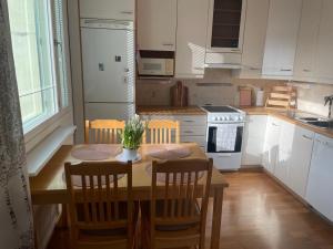 Η κουζίνα ή μικρή κουζίνα στο Helsinki Area Apartment 15 Min to Airport With Own Parking Lot