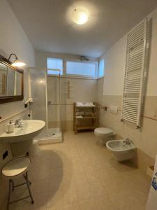 マテーラにあるLe Sorboleのバスルーム(シャワー、洗面台、トイレ付)