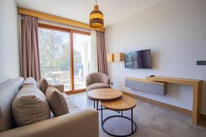 een woonkamer met een bank en een tafel bij Asterina Hotel in Turgutreis