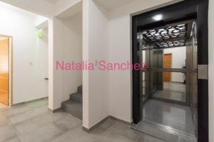een kamer met een deur en een trap in een gebouw bij MONOAMBIENTE38 in La Plata