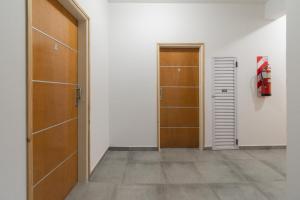 een lege kamer met een deur en een kast bij MONOAMBIENTE38 in La Plata