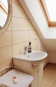 uma casa de banho com um lavatório e uma clarabóia em Nida Inn Self Check-in em Nida