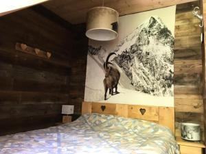 1 dormitorio con 1 cama y una foto de una montaña en Appartement 6 pers. avec terrasse 69609, en Cauterets