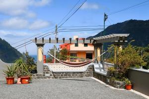 uma casa com uma rede fora dela em A Casa Da Mãe em São Vicente
