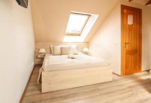 um quarto com uma cama e uma janela em Nida Inn Self Check-in em Nida