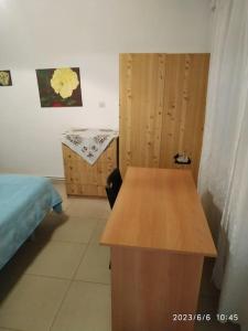 Zimmer mit einem Schreibtisch, einem Bett und einem Tisch in der Unterkunft Kavala,Garden House in Kokkinókhoma