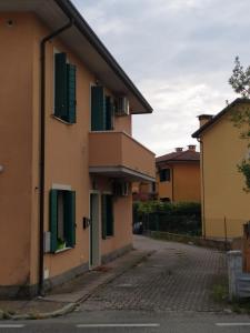 un edificio con persiane verdi su una strada di Casa Ida a Scaltenigo