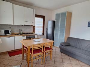 a small kitchen with a table and a couch at Casa Ida in Scaltenigo